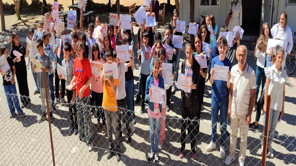 ÖĞRENCİLERİMİZ KARNELERİNİ ALDI.